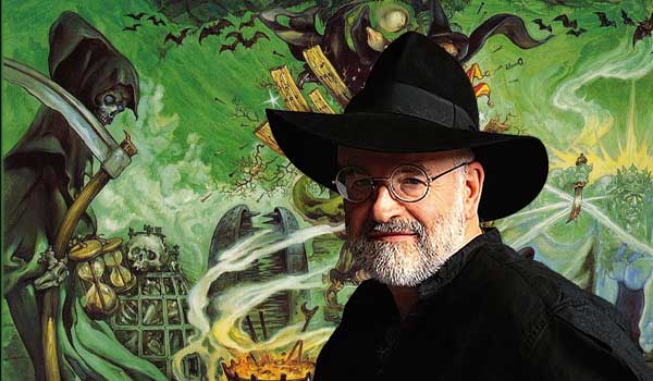 Kouzelník Terry Pratchett a fascinující Zeměplocha na hřbetu vesmírné želvy s vynikajícím překladem Jana Kantůrka