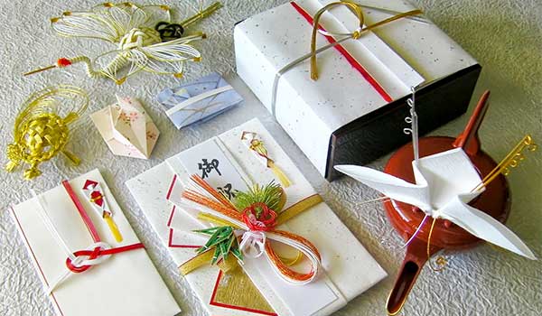 Origata. Staré japonské umění balit knihy nebo dárky nejen na vánoce